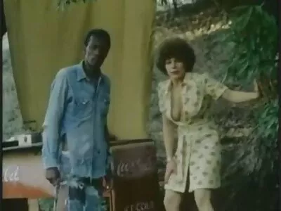 Vékony, szőke ingyen amatőr pornó titkárnő feketévé válik a főnöktől