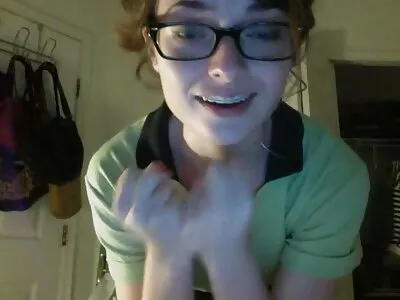 A 18 éves szőke Carolin dildót használ nagymellű csajok szórakozásból