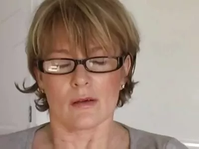 Busty csaj Blair Williams kapja a eret sunak mellét imádják