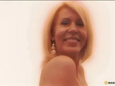 Szőke megbaszja a bérlőjét, hogy jobb ajánlatot kapjon felnőtt videók ingyen