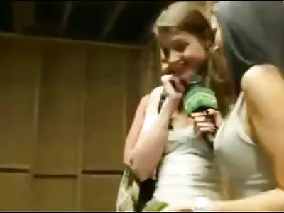 Visszafogott kurva élvezi a féktelen hardcore dupla fasz szexet